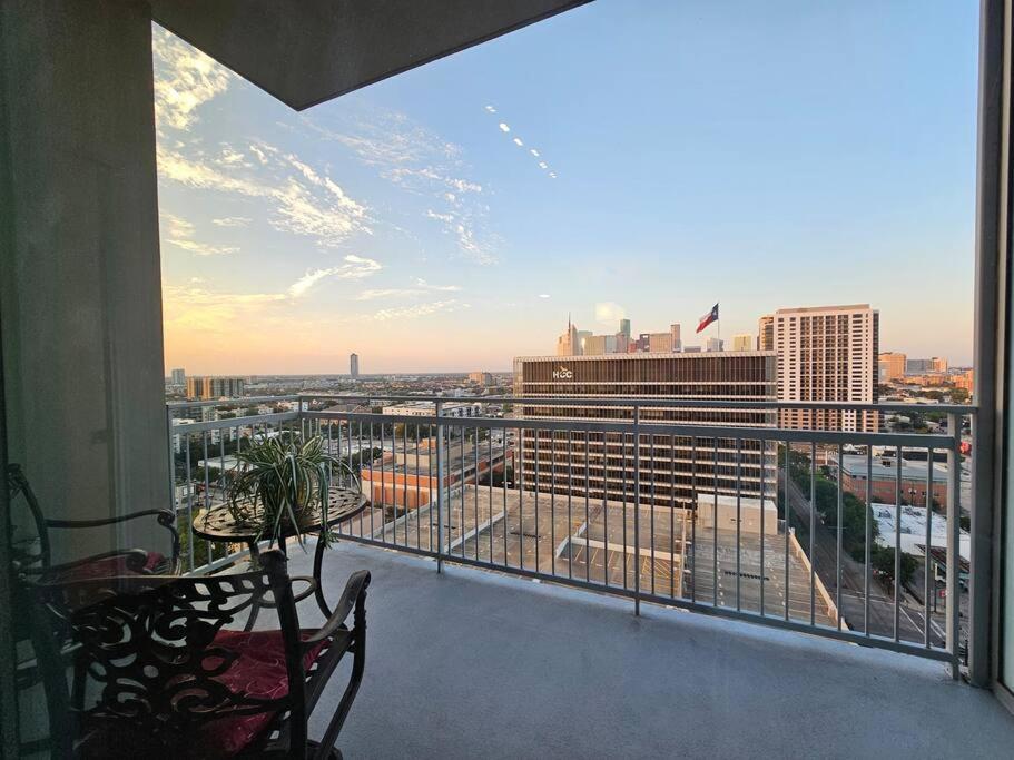 Апартаменти Luxury Highrise In Midtown - Skyline Views And Chic Decor Х'юстон Екстер'єр фото